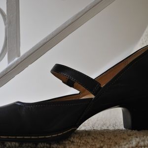 SoftSpots Brand New Women's Navy Mary Janes